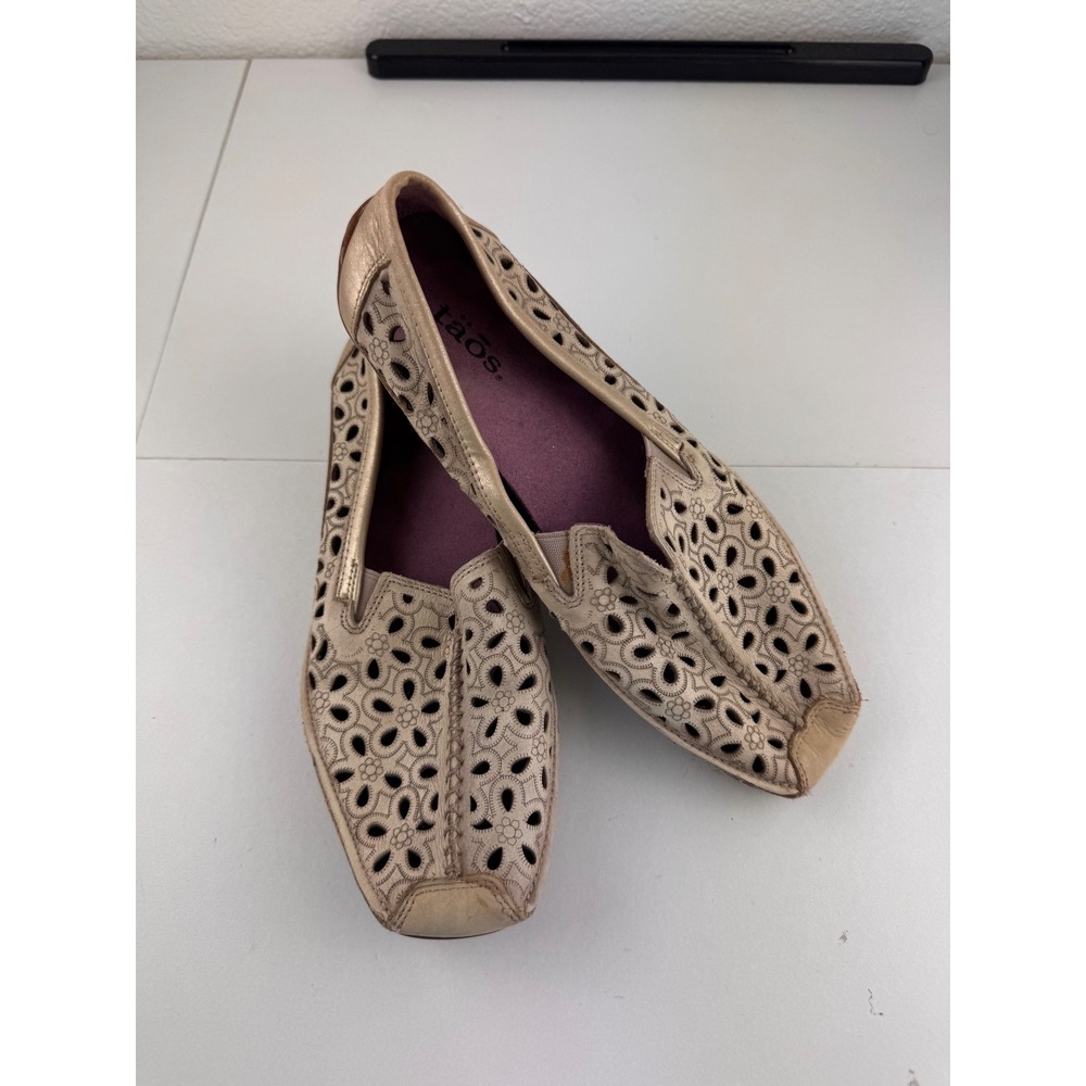 Taos Expose Beige Laser Cut Leather Slip On Loafers Shoes Size 7 Comfort